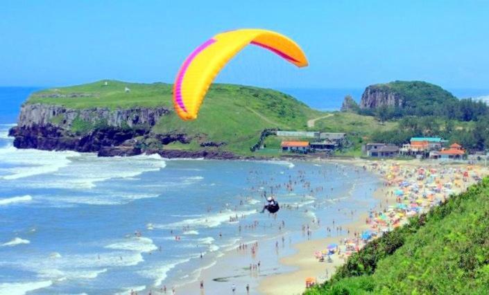 Kitnet S2 Em Torres-Rs - Na Mais Bela Praia Gaucha - Cozinha - Banheiro - Ar Condicionado - Tv Smart 32' - Wi-Fi - Estacionamento - Anfitria Superhost No Bnb Kültér fotó